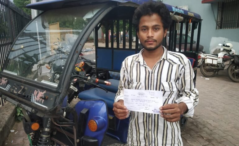 फिल्मी स्टाइल में स्टंट करना ई-रिक्शा चालक को पड़ा महंगा, 3000 रुपये का जुर्माना