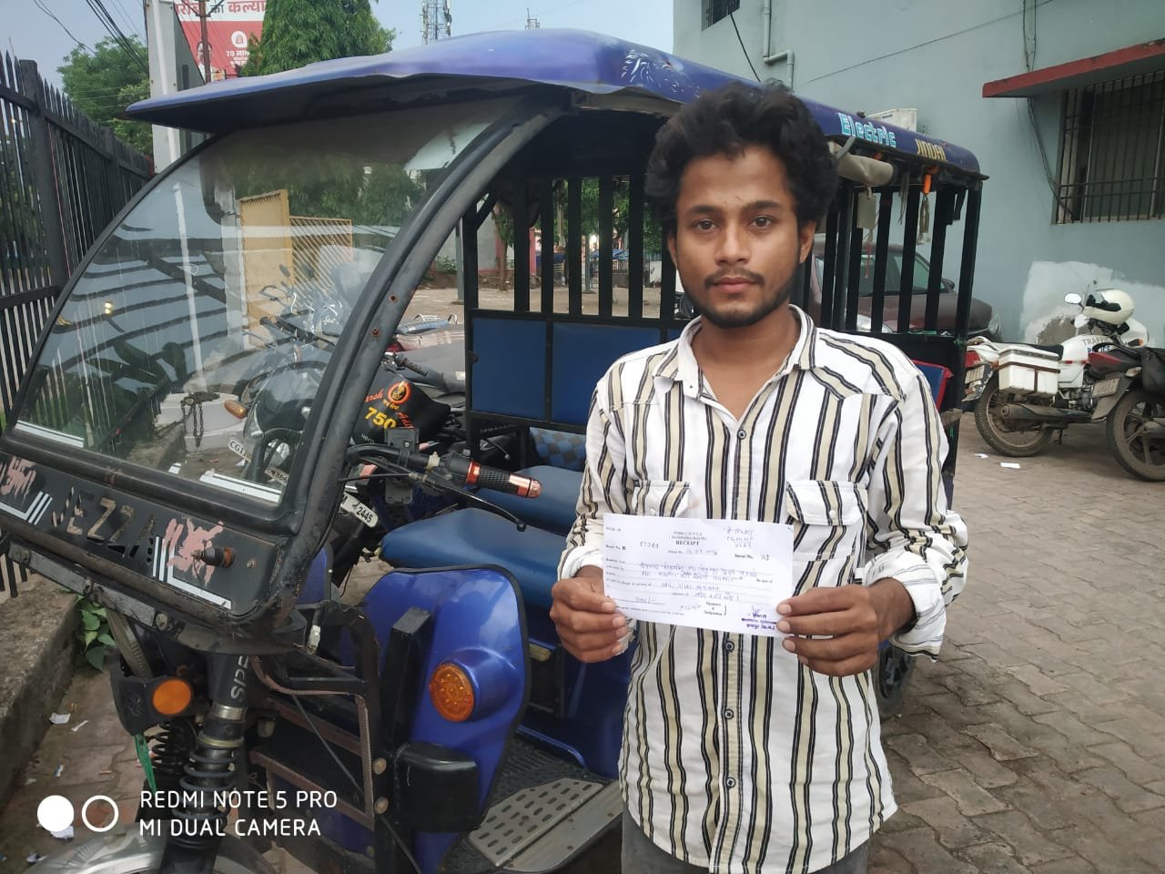 फिल्मी स्टाइल में स्टंट करना ई-रिक्शा चालक को पड़ा महंगा, 3000 रुपये का जुर्माना