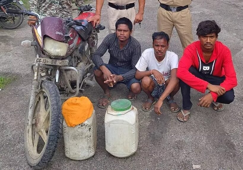 छत्तीसगढ़ में पुलिस की बड़ी कार्रवाई: 20 लीटर अवैध महुआ शराब जब्त, तीन गिरफ्तार