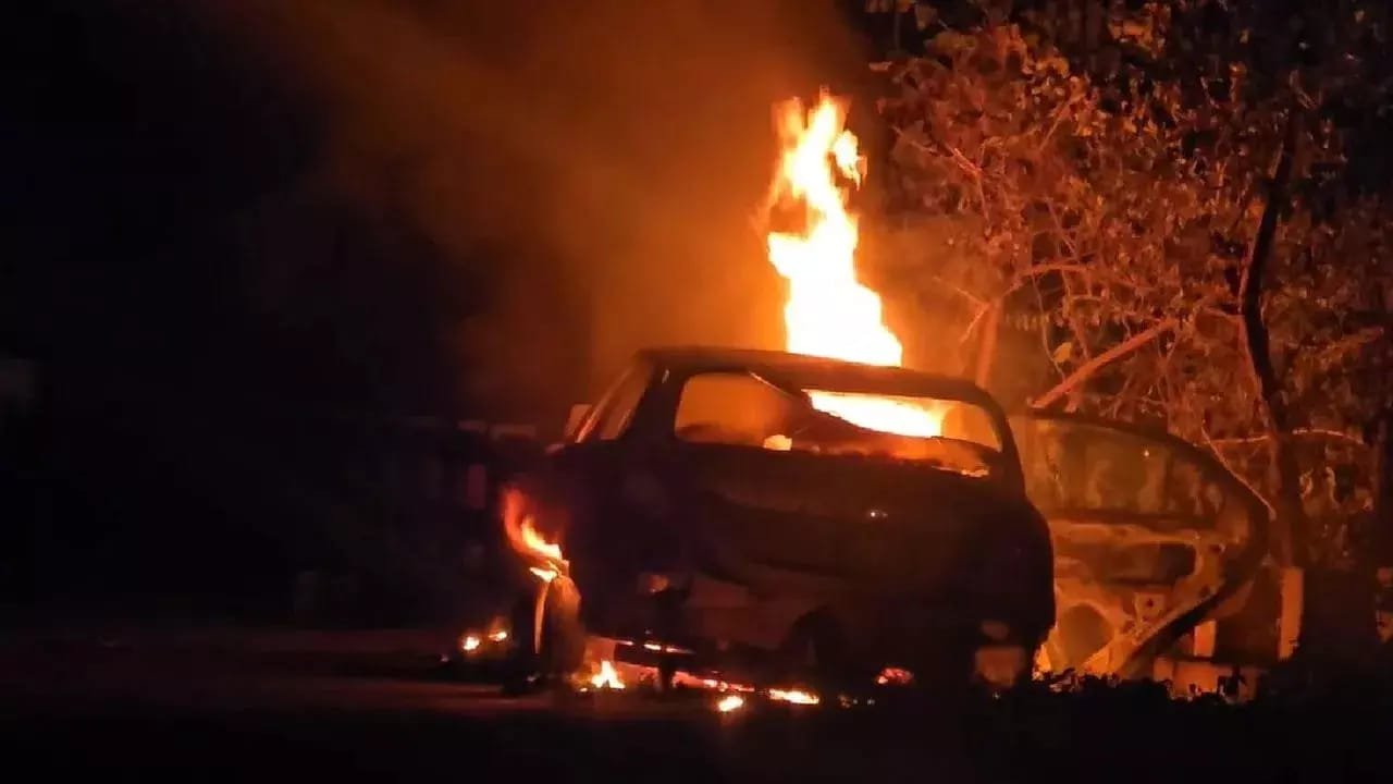 कांकेर में भीषण सड़क हादसा: कार में आग लगने से 4 लोगों की मौत, 2 घायल