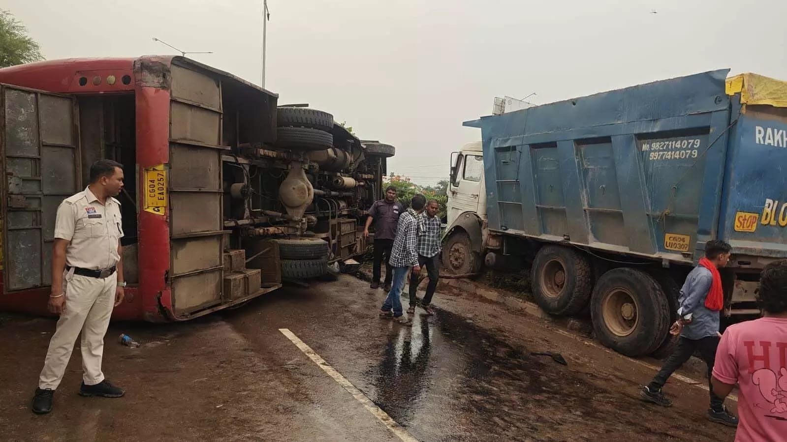 जोरा ब्रिज पर बस चालक की लापरवाही से बड़ा हादसा