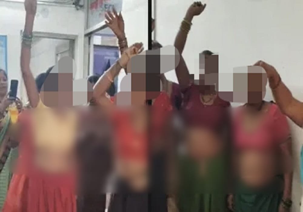 कोरबा में भू-विस्थापित महिलाओं का अनोखा प्रदर्शन: ब्लाउज और पेटीकोट में उतरकर जताया विरोध