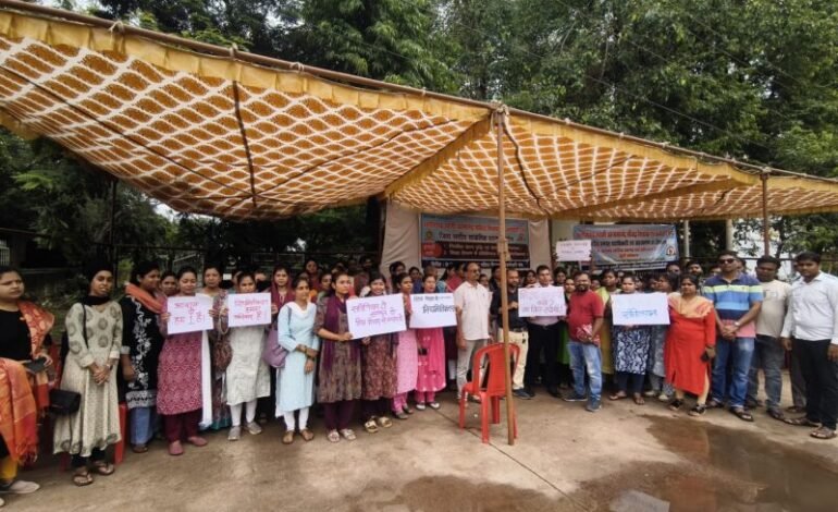 छत्तीसगढ़: आत्मानंद स्कूलों के संविदा शिक्षकों का धरना, 1 अगस्त से अनिश्चितकालीन आंदोलन की चेतावनी