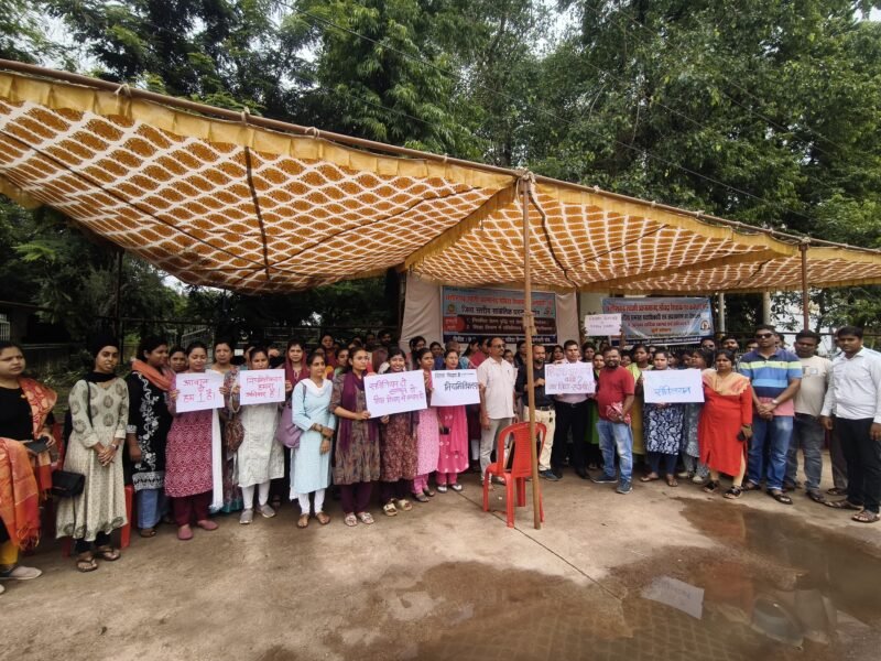 छत्तीसगढ़: आत्मानंद स्कूलों के संविदा शिक्षकों का धरना, 1 अगस्त से अनिश्चितकालीन आंदोलन की चेतावनी