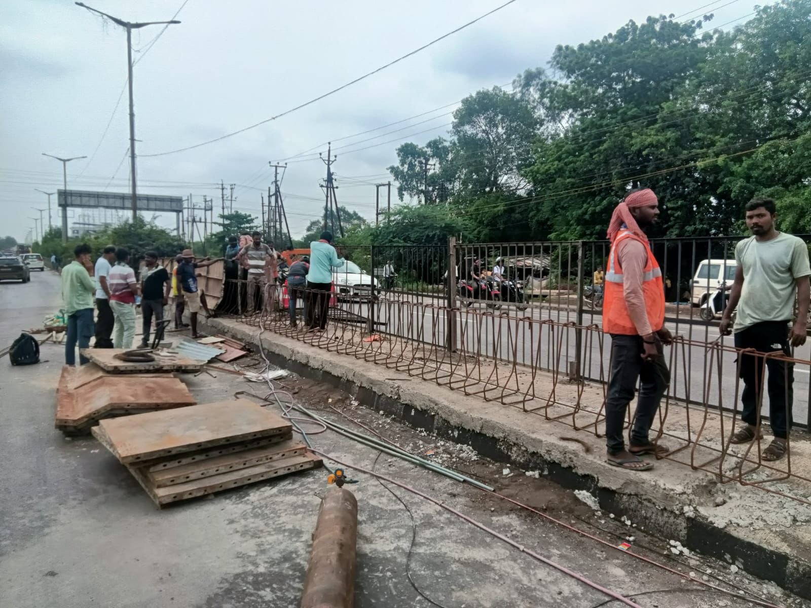 दुर्ग यातायात पुलिस की पहल: नेशनल हाईवे पर सड़क सुरक्षा के लिए सुधार कार्य शुरू