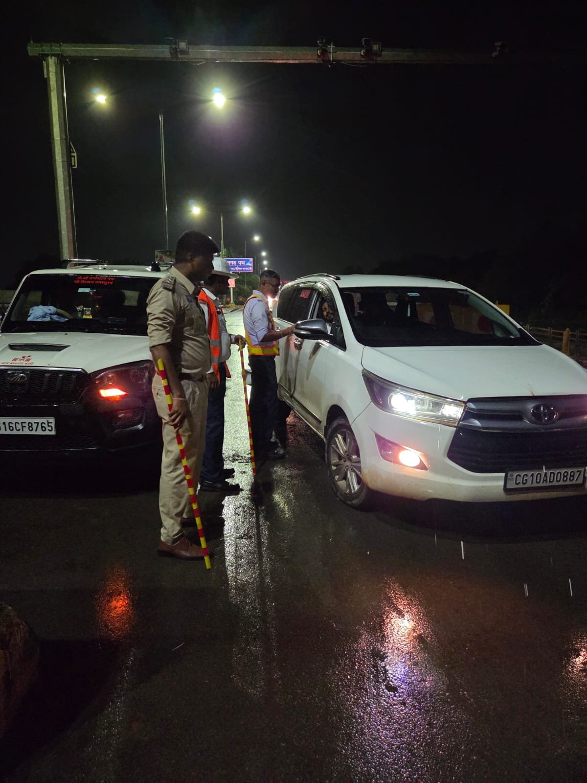 नवा रायपुर में सड़क हादसों पर लगाम: यातायात पुलिस का विशेष चेकिंग अभियान