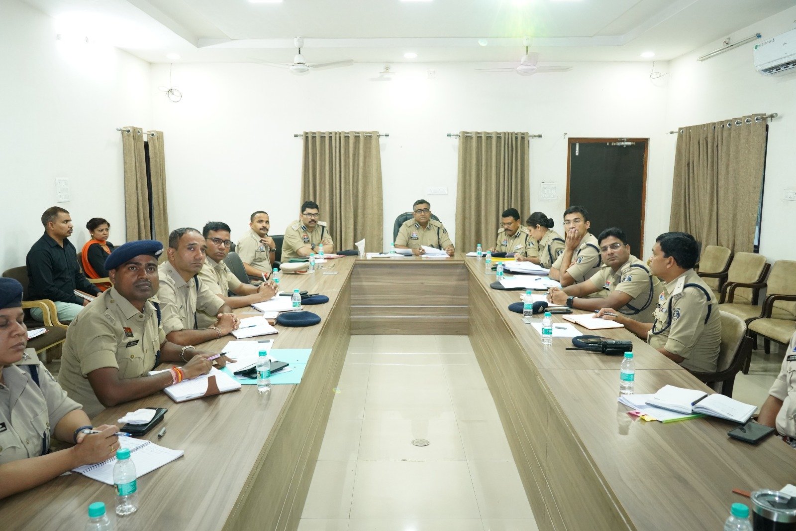 रायपुर पुलिस रेंज की अपराध समीक्षा बैठक: लंबित प्रकरणों के निराकरण और साइबर क्राइम पर सख्ती के निर्देश