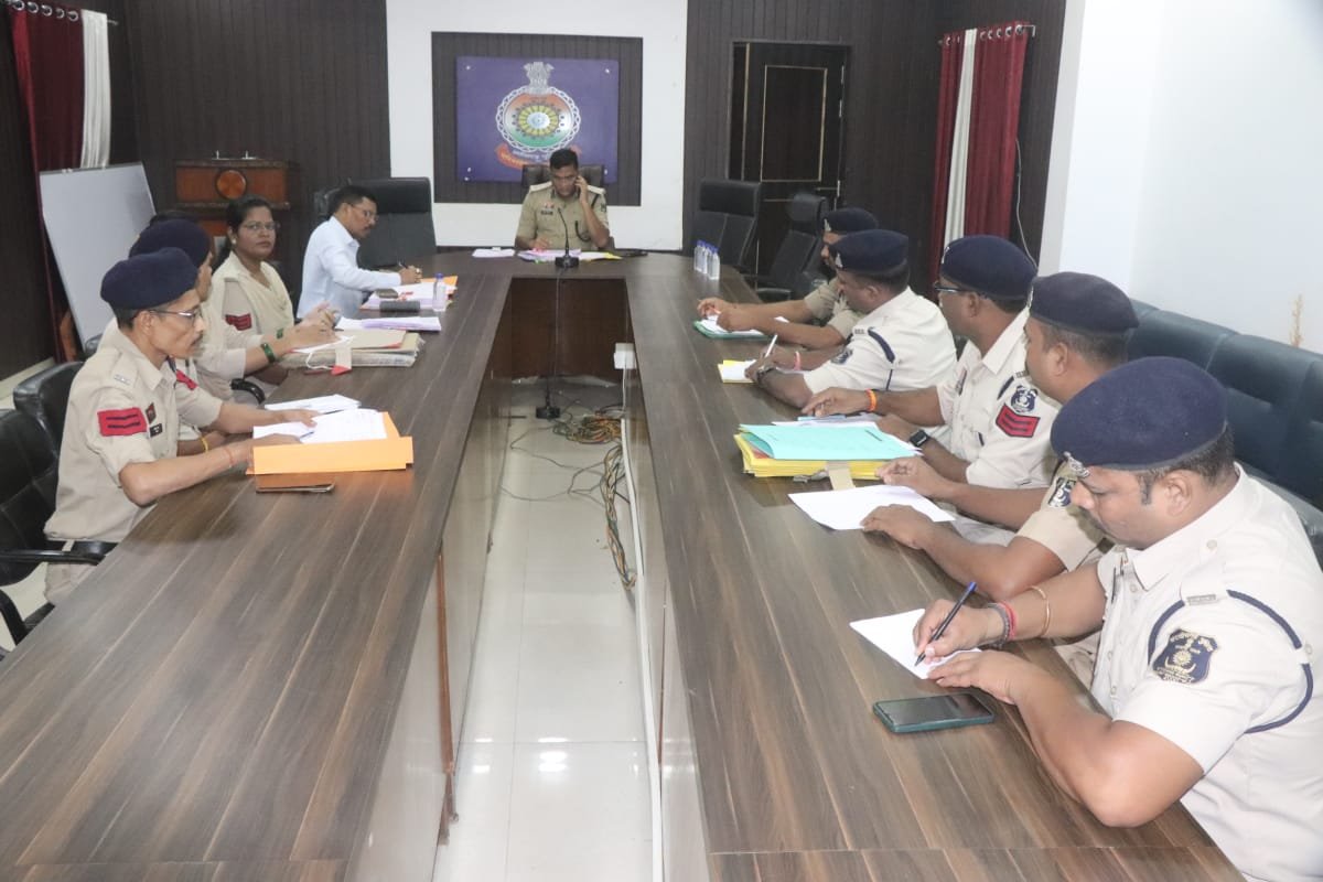 दुर्ग पुलिस की समीक्षा बैठक: लंबित मामलों के शीघ्र निराकरण के निर्देश