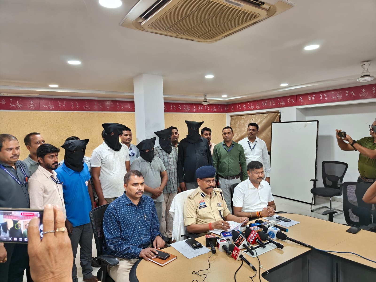 रायपुर पुलिस की बड़ी कार्रवाई: ऑपरेशन साइबर शील्ड में 5 अंतर्राज्यीय ठग गिरफ्तार