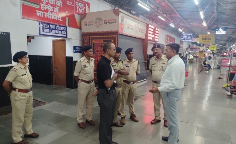 दुर्ग रेलवे स्टेशन पर सुरक्षा और साइबर जागरूकता को लेकर SSP का सख्त रुख