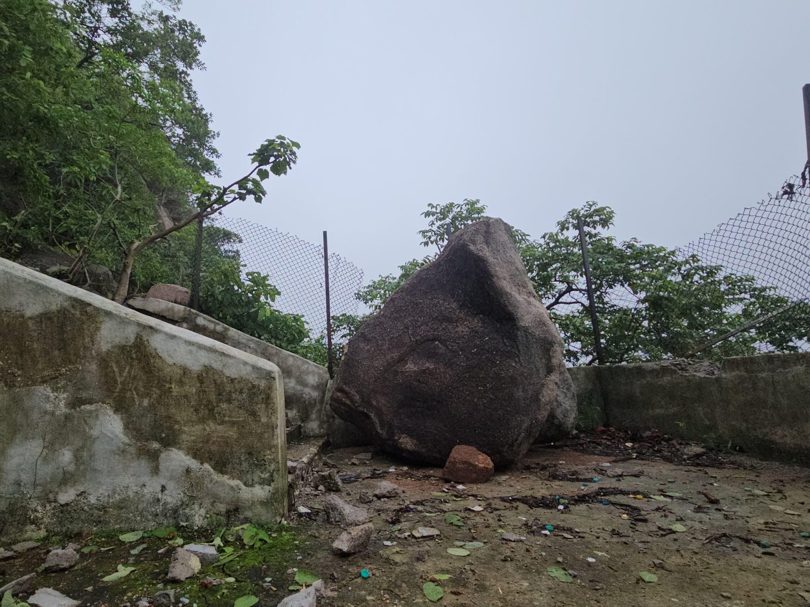 डोंगरगढ़ में मां बम्लेश्वरी पहाड़ी पर हादसा: विशाल चट्टान गिरी, सीढ़ियां क्षतिग्रस्त, मंदिर मार्ग बंद