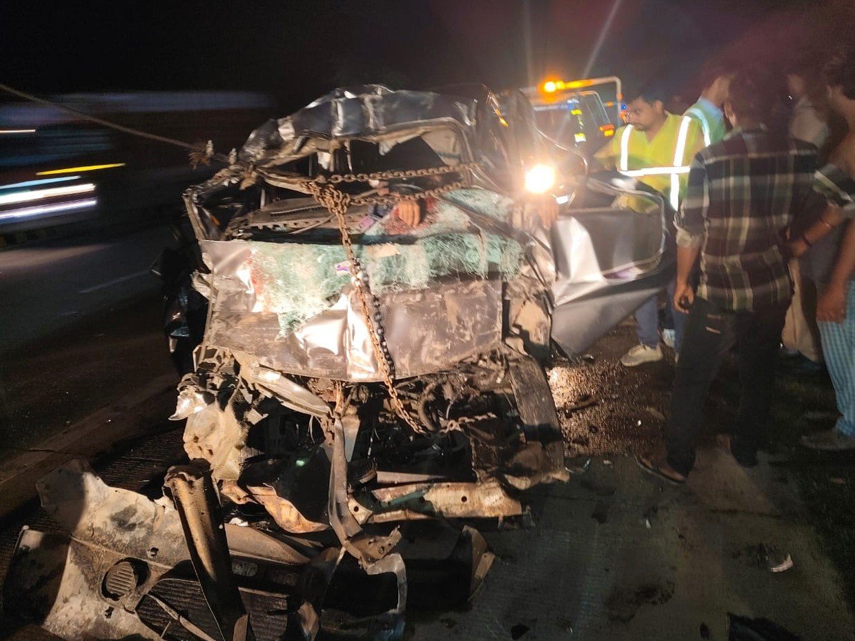 Yamuna Expressway पर भीषण हादसा: पिता और दो बेटों समेत 6 की मौत, पत्नी-बेटी गंभीर