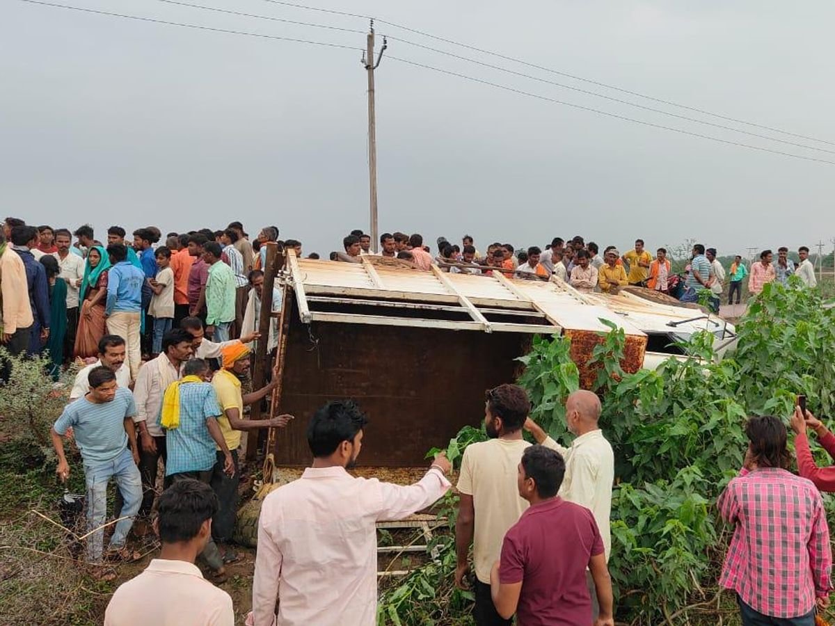 खैरागढ़ में बड़ा हादसा: मजदूरों से भरी पिकअप पलटी, 24 घायल, 3 की हालत गंभीर