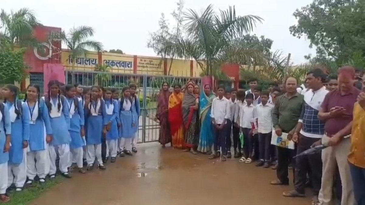 गरियाबंद: प्रिंसिपल पर छात्राओं से छेड़छाड़ का आरोप, स्कूल में ताला जड़ा