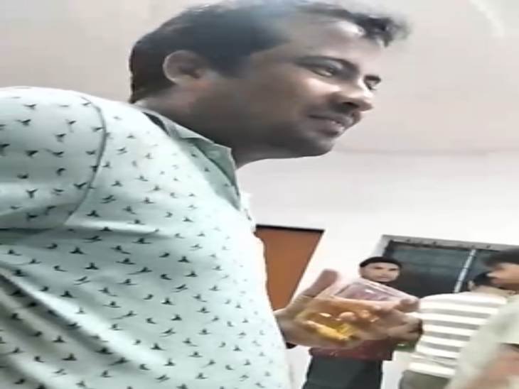 बीजापुर में SBI ऑफिस में शराब पार्टी: मैनेजर की विदाई में रातभर डांस, शोरगुल से लोग परेशान