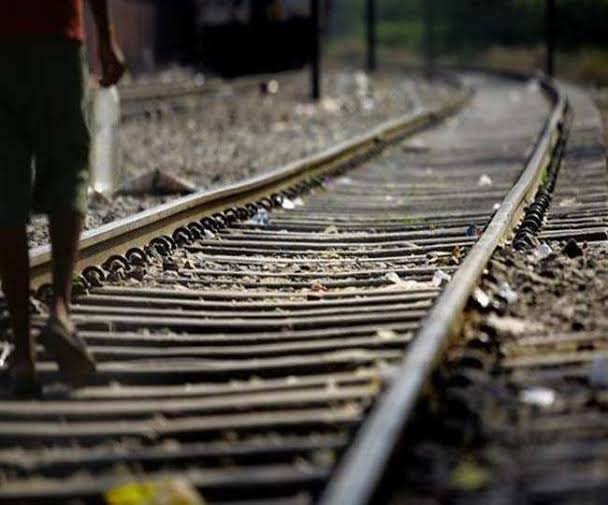 गुंडरदेही में दुखद घटना: पूर्व पार्षद के पुत्र ने ट्रेन के सामने कूदकर दी जान