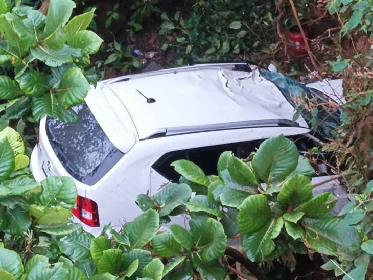 मैनपाट में 30 फीट गहरी खाई में गिरी कार, चार युवक घायल