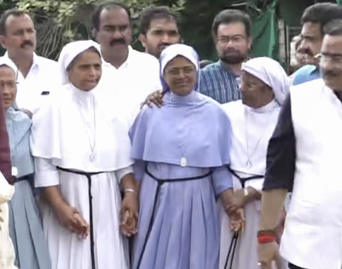 Durg Nun गिरफ्तारी मामला: आदिवासी पीड़िताओं ने महिला आयोग से की शिकायत, बजरंग दल सदस्यों पर कार्रवाई की मांग