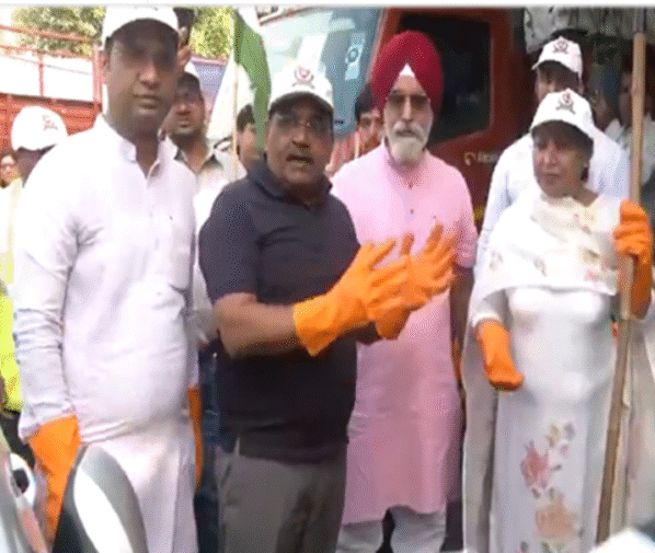 दिल्ली में स्वच्छ भारत मिशन: मेयर राजा इकबाल सिंह और बीजेपी विधायक सतीश उपाध्याय की भागीदारी