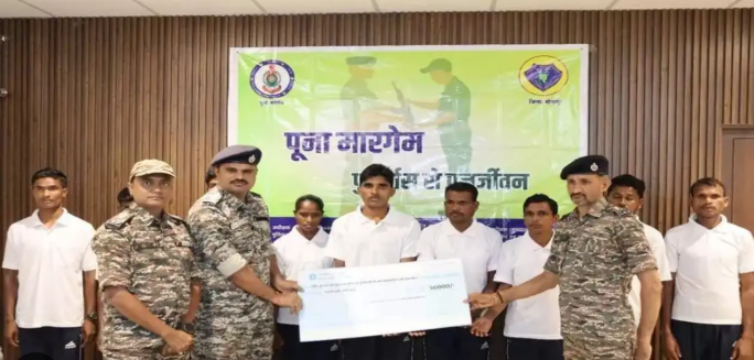 बीजापुर में 9 माओवादियों ने किया आत्मसमर्पण, 6 पर था 24 लाख का इनाम