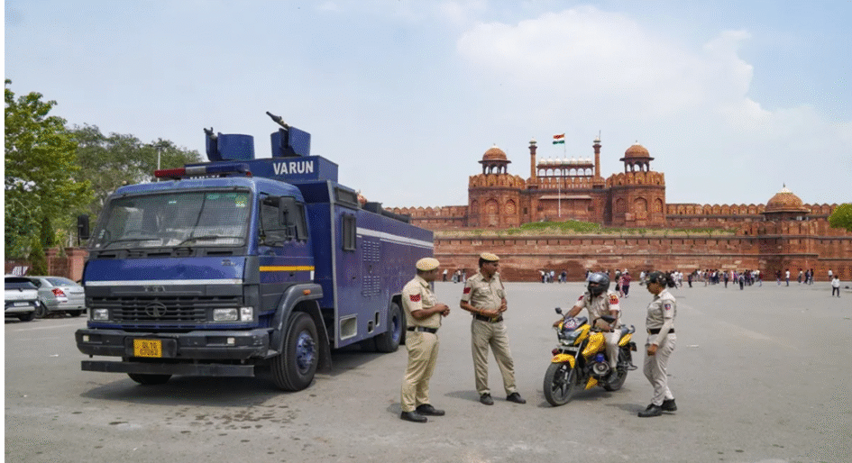 लाल किले में सुरक्षा चूक: डमी बम डिटेक्ट न करने पर 7 पुलिसकर्मी निलंबित