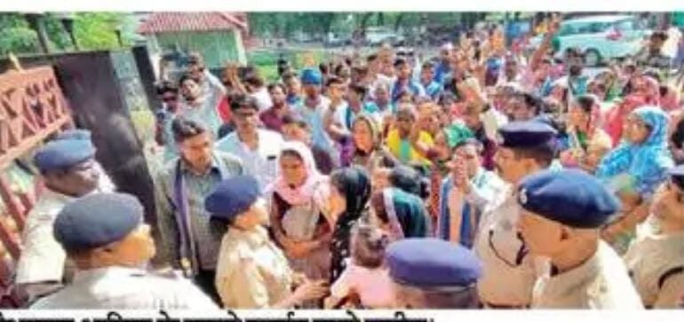 Bilaspur छत्तीसगढ़: कोचिंग डिपो में ओएचई तार से झुलसा ठेका कर्मी, परिजनों ने डीआरएम कार्यालय का घेराव किया