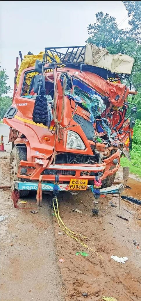 चारामा में भीषण सड़क हादसा: खड़ी Truck से मेटाडोर टकराई, कंडक्टर की मौत, चालक घायल