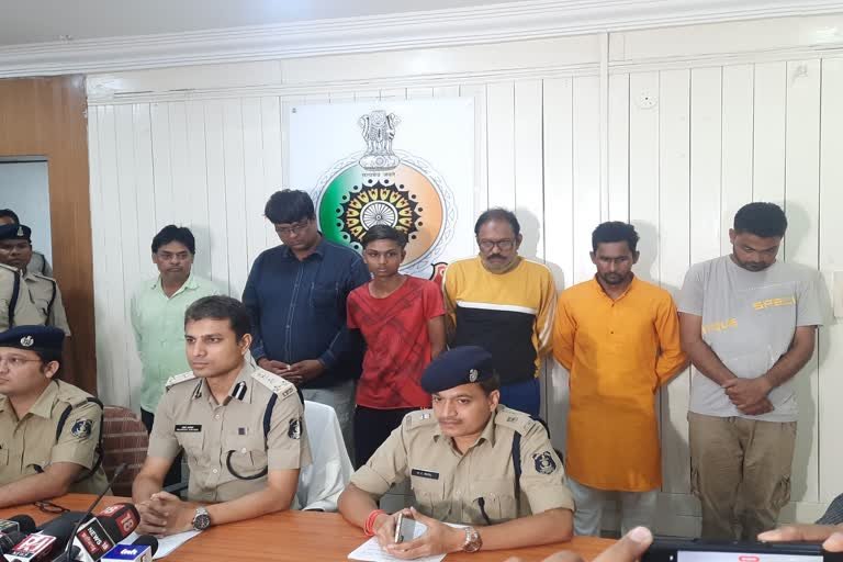 अंतरराष्ट्रीय ड्रग्स तस्कर को Raipur Police ने पकड़ा, सनसनीखेज खुलासा दोपहर में