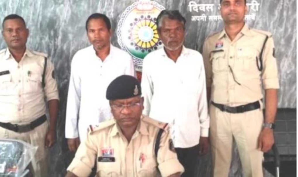 “दो भाइयों को जमीन हड़पने के मामले में Police ने दबोचा