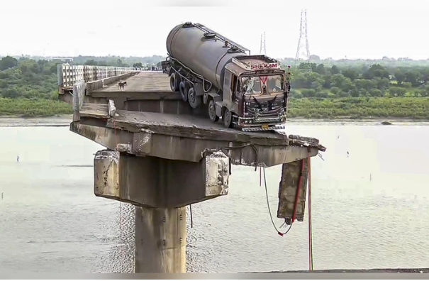 गुजरात: गंभीरा पुल हादसे में ACB ने शुरू की जांच, चार इंजीनियर्स सस्पेंड