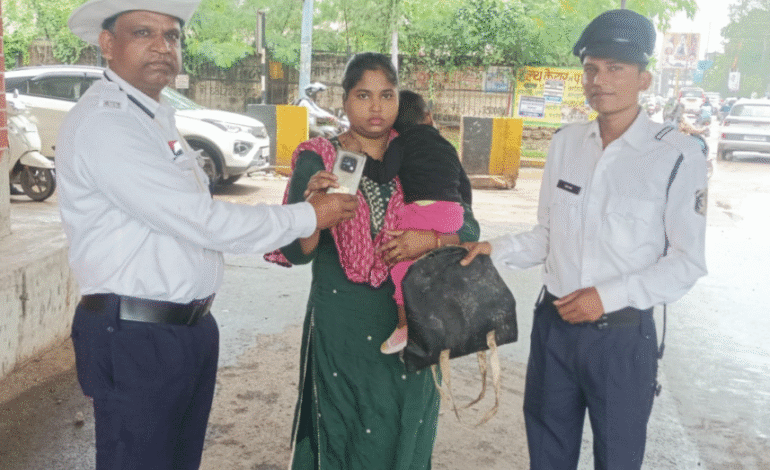 रायपुर: ट्रैफिक जवानों की सजगता और ईमानदारी, गुम पर्स और मोबाइल सुरक्षित लौटाया