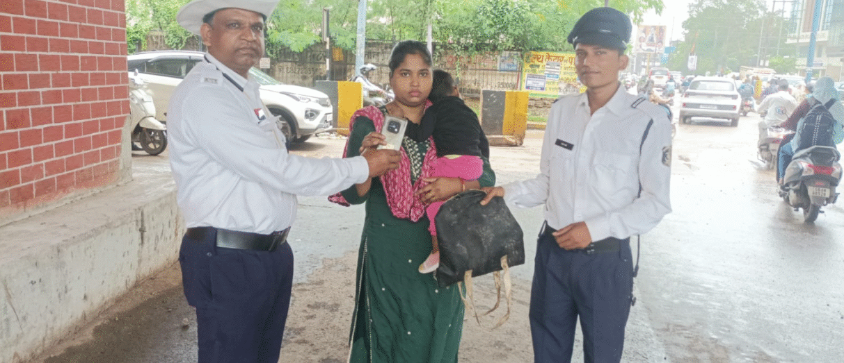 रायपुर: ट्रैफिक जवानों की सजगता और ईमानदारी, गुम पर्स और मोबाइल सुरक्षित लौटाया