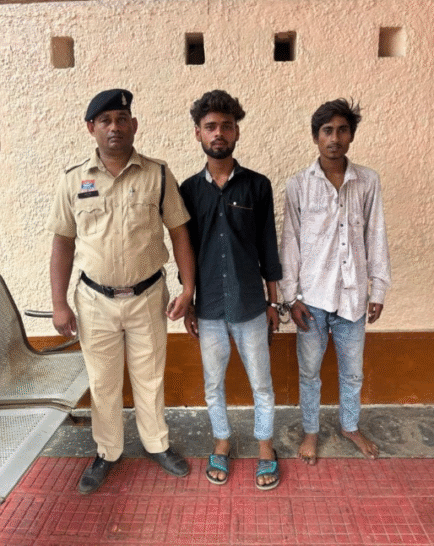 उरला में मोबाइल छिनताई के दो आरोपी गिरफ्तार, 30,000 रुपये का मोबाइल बरामद