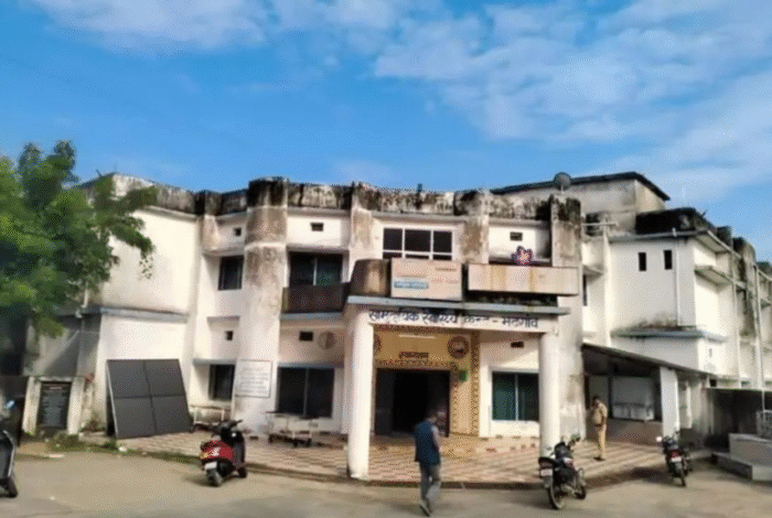 Surajpur: अस्पताल में न नर्स, न डॉक्टर; गर्भवती महिला ने फर्श पर बच्चे को जन्म दिया