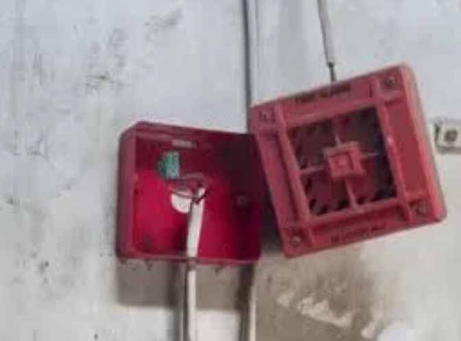 Surat में तिजोरी काटकर 20 करोड़ के हीरे चोरी, चोर CCTV – DVR भी ले गए