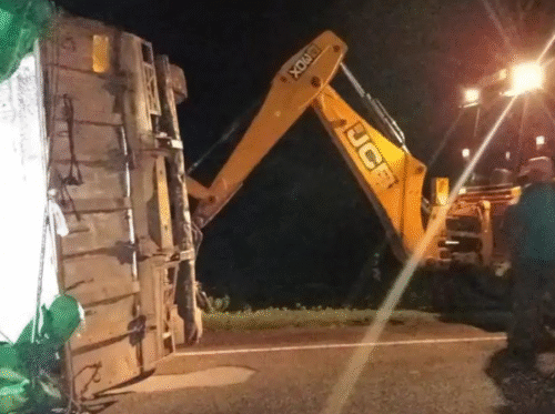 Dhamtari – Nagari राजमार्ग पर ट्रक पलटने से यातायात बाधित, कोई हताहत नहीं