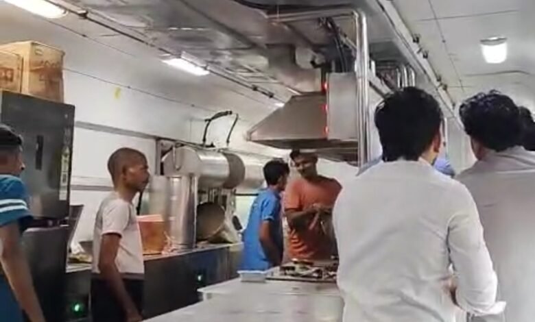 छत्तीसगढ़: आजाद हिंद एक्सप्रेस में अवैध vendors और Pantry Manager के बीच मारपीट, बिलासपुर GRP ने सभी को दबोचा