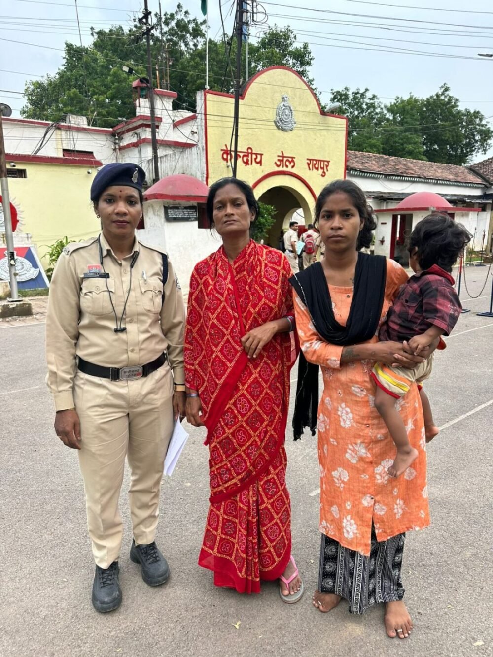 रायपुर के गोलबाजार में पर्स और मोबाइल चोरी करने वाली दो महिलाएं गिरफ्तार: चोरी का सामान बरामद