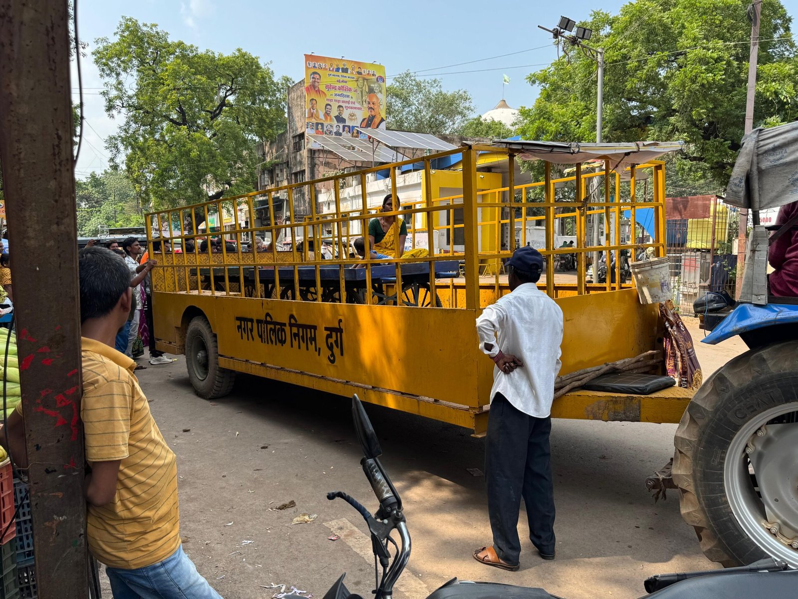 Durg: अतिक्रमण हटाओ अभियान में ठेले वाली महिला ने दिखाया अनोखा विरोध, बच्चे संग चढ़ी नगर निगम की गाड़ी में