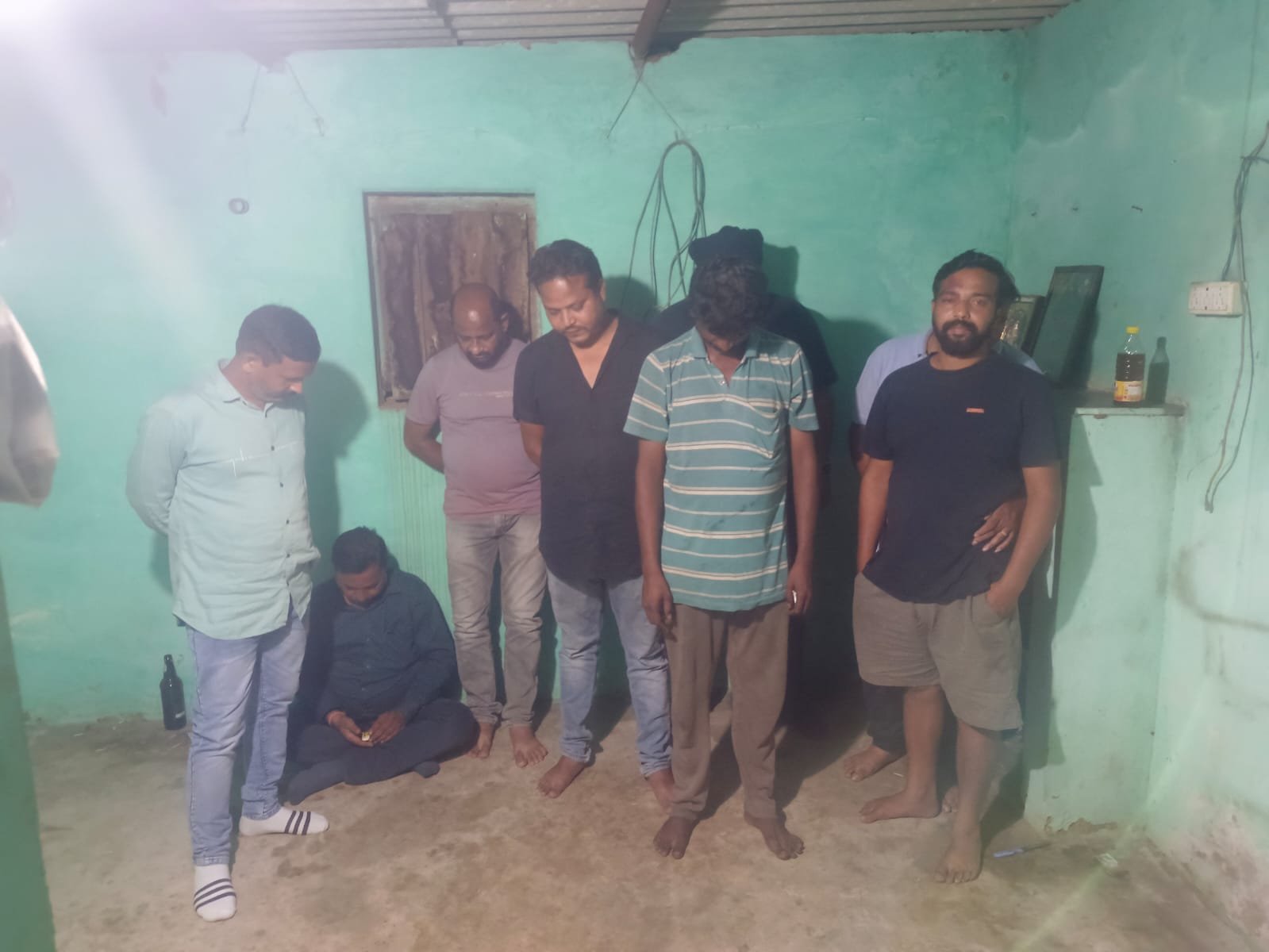 पुरानी Bhilai पुलिस की बड़ी कार्रवाई: जुआ खेलते 8 लोग गिरफ्तार, 9 लाख से अधिक की नकदी और वाहन जब्त