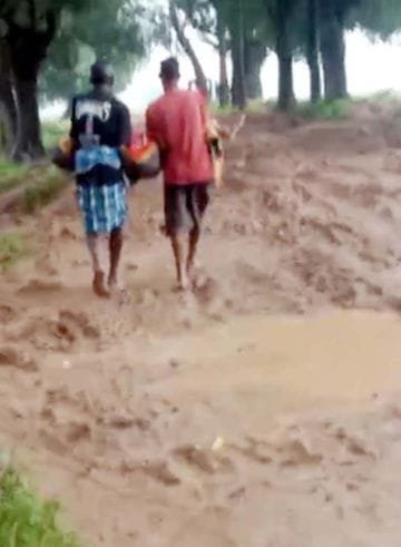 Chhattisgarh : खराब सड़क के कारण पति ने बीमार पत्नी को गोद में उठाकर तय किया एक किलोमीटर का सफर