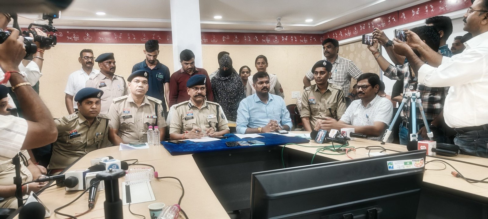 प्रतिबंधित मादक पदार्थ हेरोईन (चिट्टा) के साथ 01 महिला सहित कुल 03 आरोपी गिरफ्तार