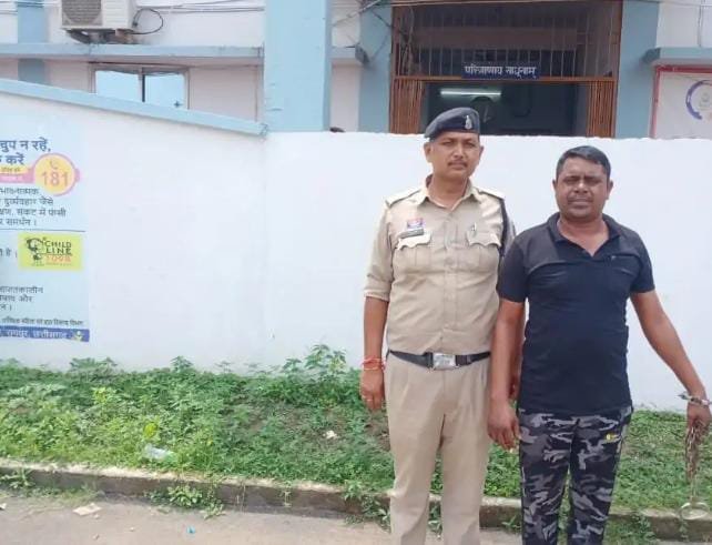 Kharora में दो लोगों से गांजा जब्त: सार्वजनिक स्थान से 40 और 60 वर्षीय आरोपी गिरफ्तार, दोनों से कई पैकेट बरामद