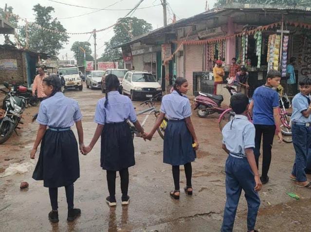 छात्रों ने शिक्षक shortage के खिलाफ किया प्रदर्शन, कोरबा के पासन में स्टेट हाईवे जाम