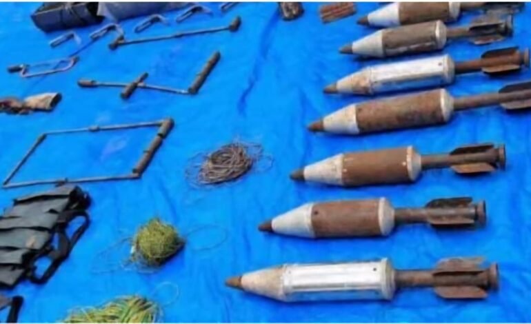 बीजापुर जंगल में नक्सलियों द्वारा छिपाया गया विस्फोटक और हथियार बरामद