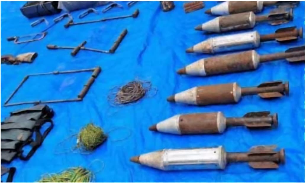 बीजापुर जंगल में नक्सलियों द्वारा छिपाया गया विस्फोटक और हथियार बरामद