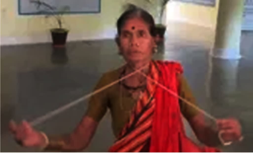 कवर्धा (छत्तीसगढ़) में महिला ने रस्सी डाल कलेक्टर कार्यालय का दरवाजा खटखटाया”