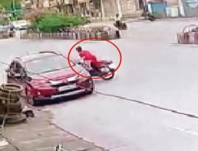 Ambikapur  में अजीबोगरीब घटना: बाइक सवार युवक की हार्ट अटैक से मौत, दुर्घटना नहीं