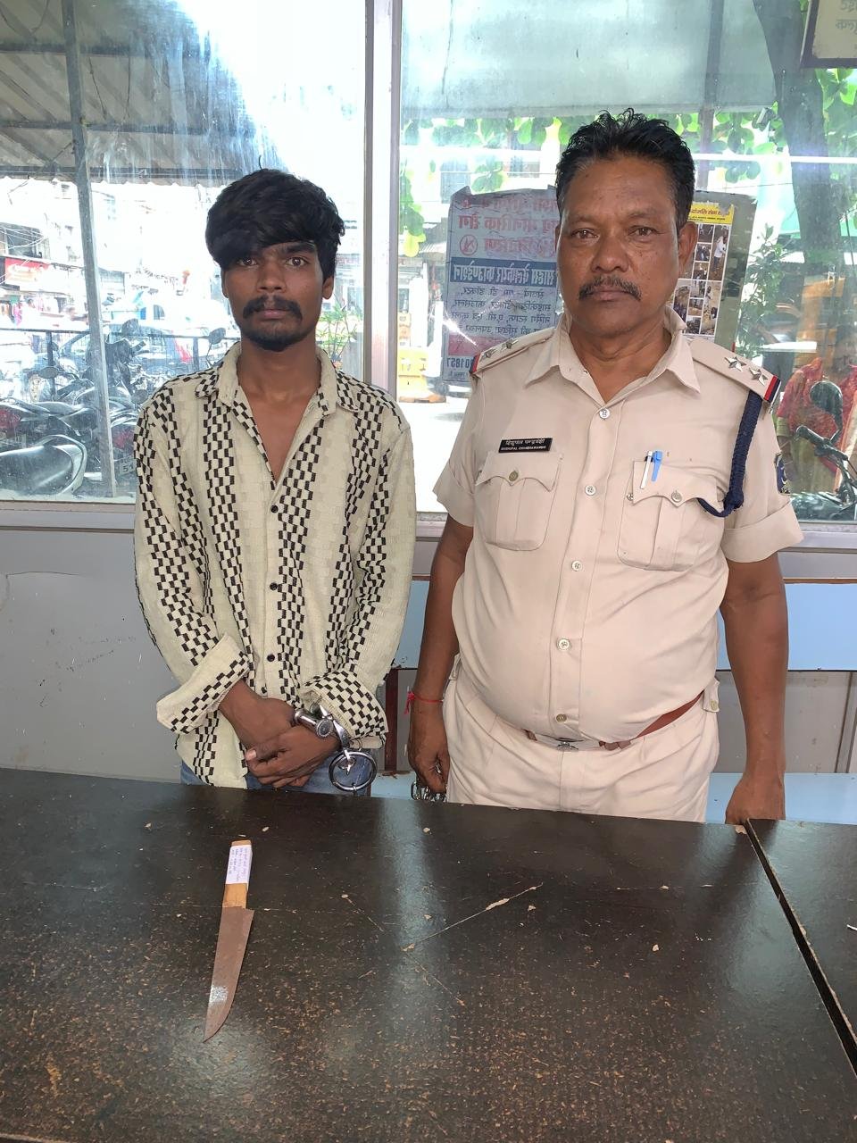 चाकूबाज गिरफ्तार अवैध चाकू के साथ पकड़ा गया युवक