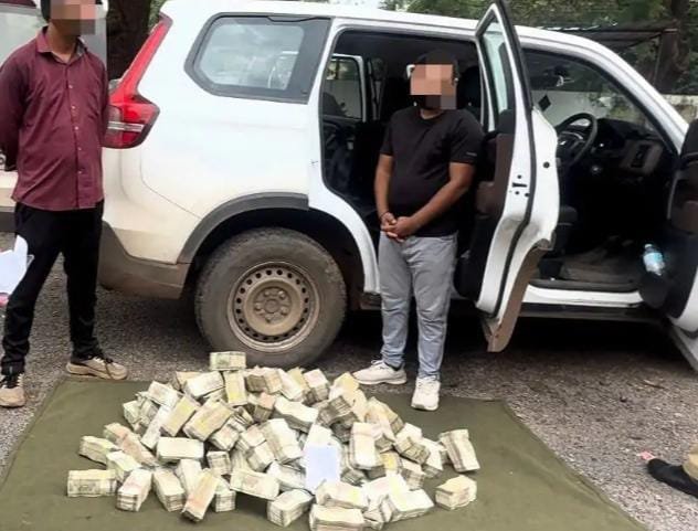 Chhattisgarh  के खैरागढ़ में पुलिस की बड़ी कार्रवाई: कार से 4 करोड़ 4 लाख 50 हजार रुपये नकद बरामद, दो युवक हिरासत में